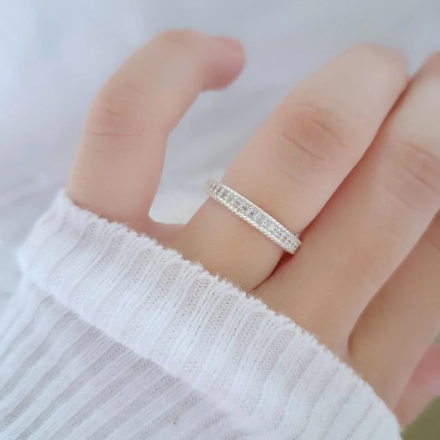 Como usar o anel aparador de aliança prata para destacar seu anel principal?