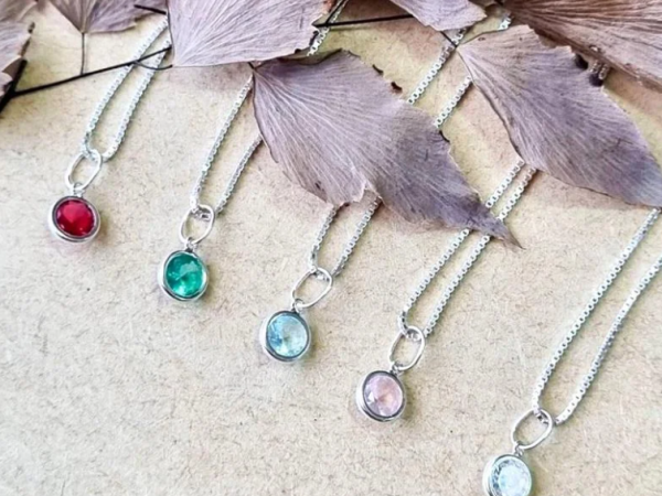 5 formas de combinar colar de prata com pedras coloridas com looks de verão