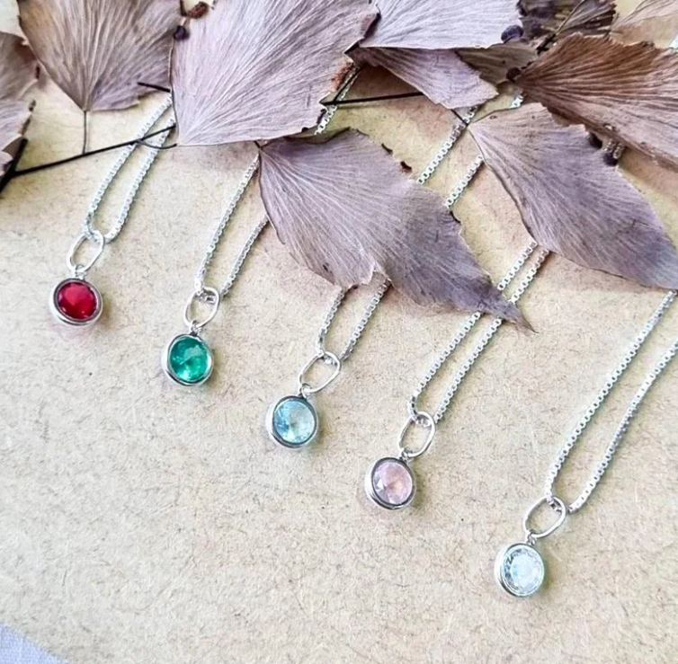 5 formas de combinar colar de prata com pedras coloridas com looks de verão