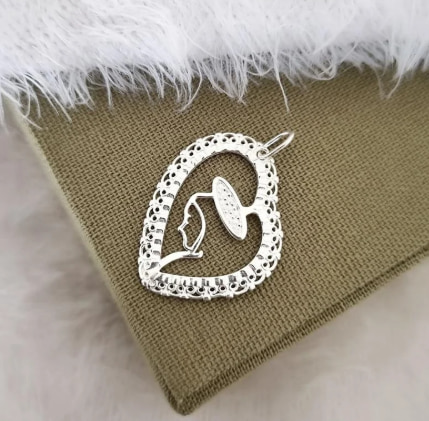 Pingente de Nossa Senhora das Graças: A joia perfeita para te acompanhar