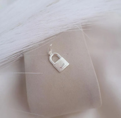 Descubra o Charme do Pingente de Cadeado Nos Seus Acessórios