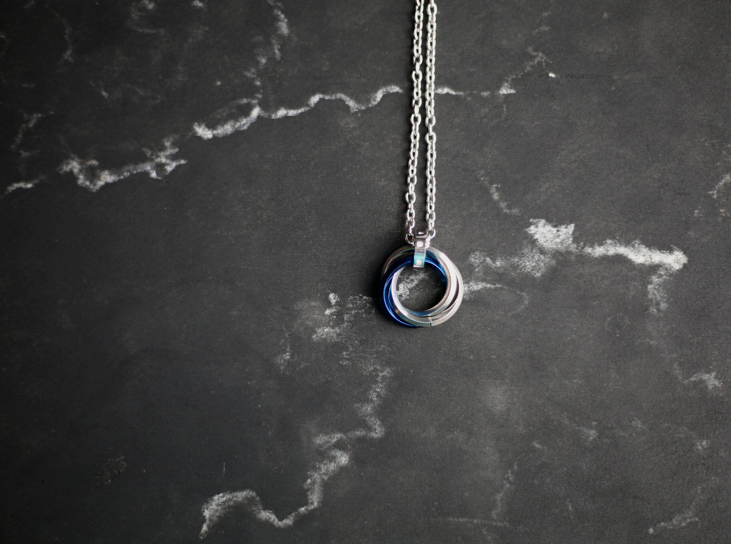 Pingente de Prata: A Peça-chave que Você Precisa para a Tendência de 2025