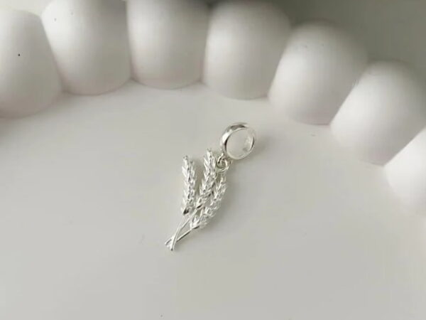 Berloques de prata: o que são, como usar e montar uma pulseira com significado