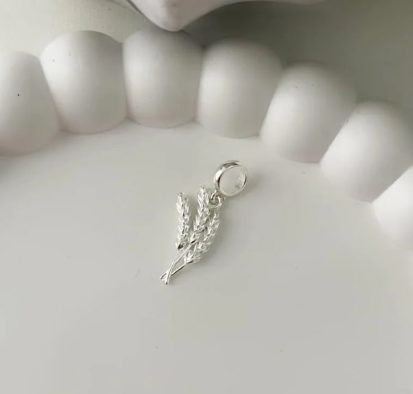 Berloques de prata: o que são, como usar e montar uma pulseira com significado